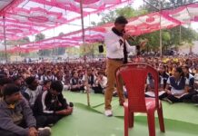 आई-वडिलांचे प्रेम समजायला मुलांना उशीरच होतो — प्रा. वसंत हंकारे यांच्या व्याख्यानातून उमटलेला समाजमनाचा आरसा