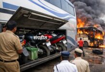 स्लीपर कोच लक्झरी बसमध्ये दुचाकी वाहतूक : प्रवाशांच्या जीवाशी खेळ की प्रशासनाची मूकसंमती? नियमांचे उल्लंघन करीत टप्पा वाहतूक सर्रास सुरू