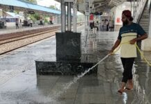 पाचोरा रेल्वे स्थानकावर पाण्याची उधळपट्टी; सफाईसाठी आधुनिक यंत्रणा कधी येणार?