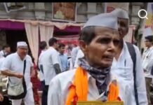 विठ्ठलाच्या वारीत जनसेवेचा गौरव! गळ्यात विठ्ठलाचे नाम… छातीशी तुकाराम मुंडे यांचा फोटो; कॅन्सरग्रस्त वारकऱ्याच्या अश्रूंनी महाराष्ट्राला दिला मोठा संदेश