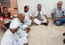 अमळनेर येथे सव्वातीन किलोमीटरच्या रस्त्यासाठी काँग्रेसचा थेट कार्यकारी अभियंता कार्यालयात ठिय्या!