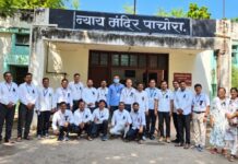 काळ्या फिती लावून पाचोरा न्यायालयीन कर्मचाऱ्यांचे शांततामय आंदोलन‘समान काम, समान वेतन’ मागणीसाठी शासनाचे लक्ष वेधले